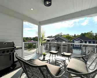 The Palms Beach House! 7 Bdrm 5 Ba - Grand Bend - Balkón