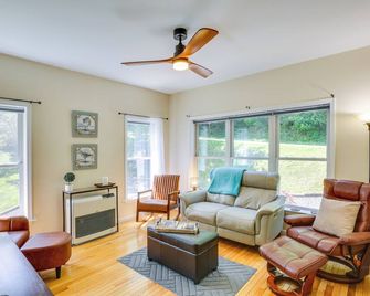 Near Hiking Blue Ridge Mtn Home on Private Acre - Newland - Sala de estar