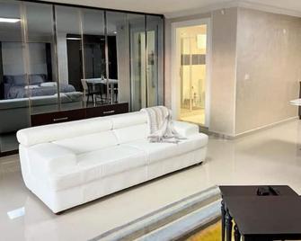 New Seaview Bachelor Apartment Privacy + Closets - Mudanya - Wohnzimmer
