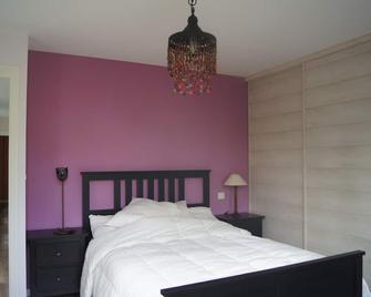 Townhouse to stay in downtown Lourdes near sanctuaries. - Lourdes - Schlafzimmer