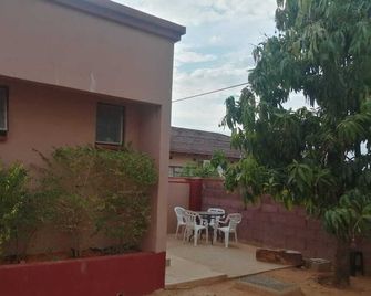 Beautiful gate guest house - Palapye - Patio