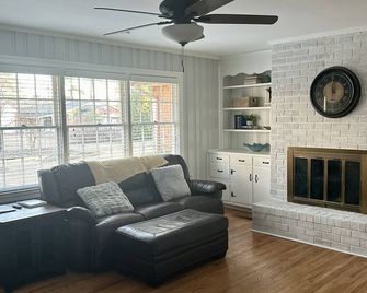 Downtown Clayton Spacious 4 Bedroom Retreat - Clayton - Living room