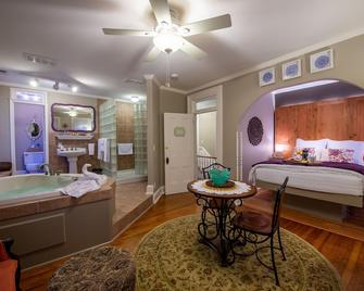 Main Street Inn - Parkville - Bedroom