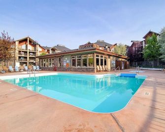 Sage Cove | Outdoor Pool & Hot Tub | Walkout Patio - Invermere - Pool