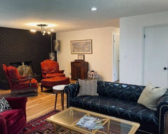 Classic on Cherry- Private Home - 1.3m from Town square -Covington -Mystic Falls - Covington - Living room