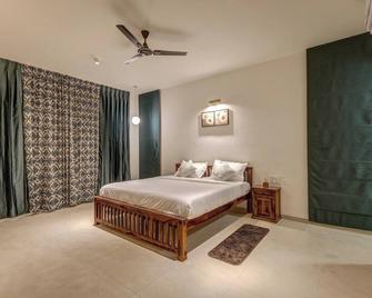 Royal County Villa by Stayjade - Hosūr - Schlafzimmer