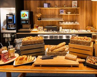 Hôtel Restaurant les 13 Assiettes - Pontaubault - Buffet