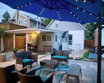 Artsy Platt Park Apartment Guest Suite, Great Mountain Access! - Denver - Patio