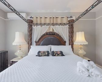 Room 1 at The Warwick Inn – Cozy Elegance in the Heart of Town - Warwick - Habitación