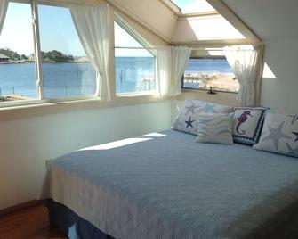 Beautiful Waterfront Beach House for Family Vacations - Branford - Bedroom