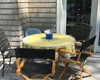 Enjoy Stunning Sunsets From The Deck Of This Family Friendly Lakefront Home. - Jefferson - Patio