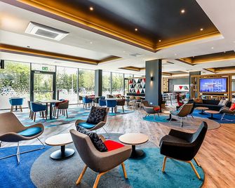 Holiday Inn Express Bicester By IHG - Bicester - Lounge