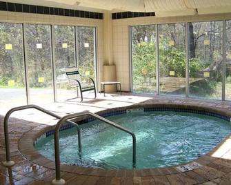 Pocono 2 Bed Condo ~hot Tub ~ Pools~ Mini Golf ~ Tons Of Amenities! - East Stroudsburg - Pool