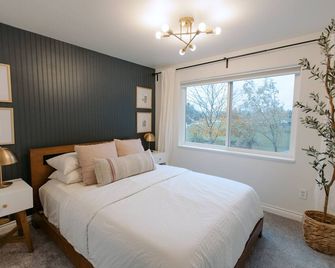 Hygge House-luxurious secluded 3BR guesthouse - Clackamas - Bedroom