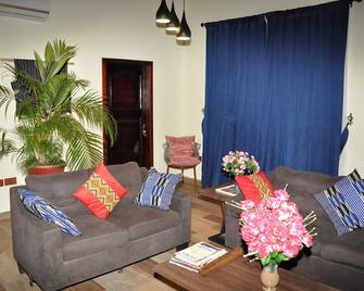 Santa Monica Home Lodge - Atimpoku - Living room