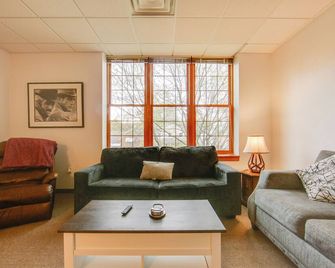 20 Mi to Dtwn Pittsburgh Pet-Friendly Apartment - New Kensington - Sala de estar