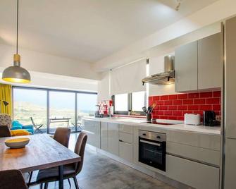 2 Bed Apartment w Distant Sea and Country Views - Żebbuġ, Gozo - Kitchen
