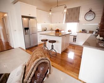 Belmont at Beechworth 2 bedrooms, 2 bathrooms, 2 couples - Beechworth - Kitchen