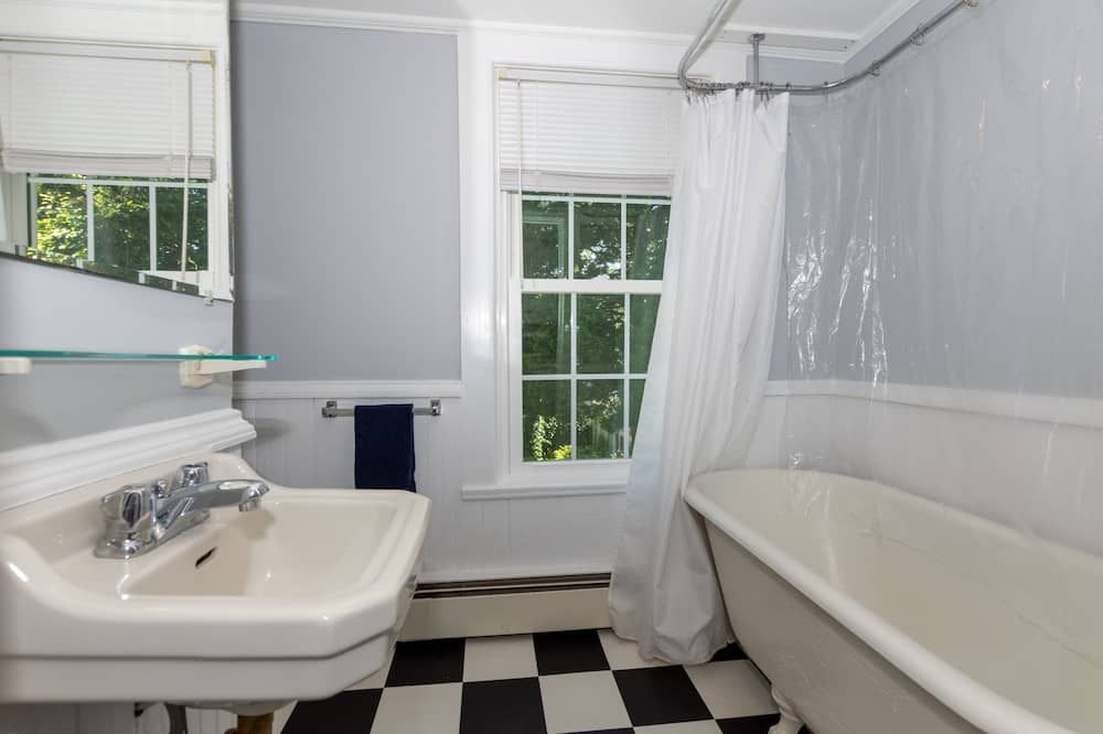Bathroom view of Gorgeous 1 bedroom in heart of the Boro
