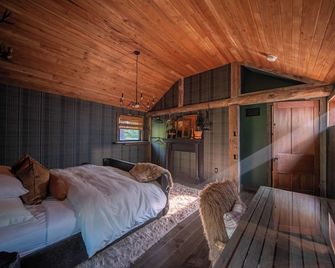 Nineteen A - An Idyllic Cabin By Dell Collective- New Space! - Portageville - Bedroom