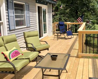 Thompson Lake(front) Getaway! - Oxford - Balcony