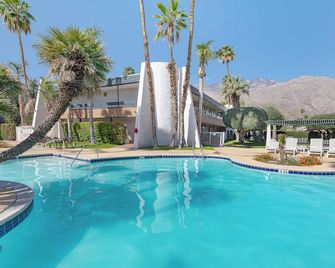 Travelodge By Wyndham Palm Springs - Palm Springs - Pool