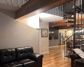 Large home with 35+ guests : 10 Minutes from Nauvoo - Nauvoo - Living room