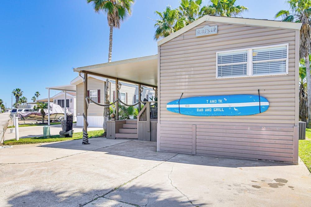 Resort-Style Perks And Deck at Port Isab - Port Isabel