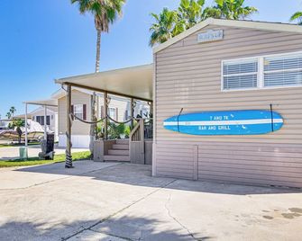 Resort-Style Perks And Deck at Port Isab - Port Isabel
