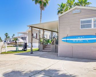 Resort-Style Perks And Deck at Port Isab - Port Isabel