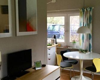 Schwedenhaeuschen-am-See-einfach-Lagom - Ahlefeld-Bistensee - Comedor