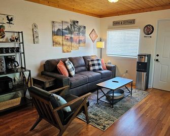 Charming Cottages - Newly Remodeled With Bathrooms And Kitchens - Grangeville - Living room