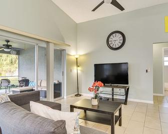 3 Mi to Clearwater Beach Home with Patio and Grill! - Clearwater - Living room