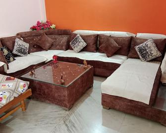 Welcoming First floor in a bungalow with AC in charming Bhopal - Bhopal - Living room