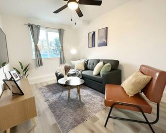 Molivu Homes 1br - New Build, Pet Friendly, W-D - San Jose - Living room