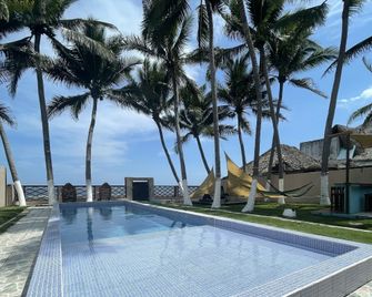 Johnnys Place Hotel - Monterrico - Piscina