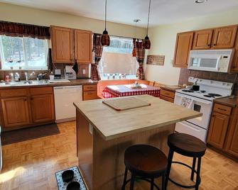 Enjoy your stay at the Grizzly Inn in the quaint community of Willow Alaska! - Willow - Cocina