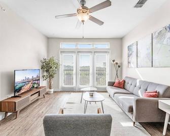 Airy Soco 2BR King Suite w Gympickleballlaundry - Austin - Living room