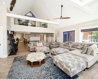 Beach & River Retreat. Spectacular house with private sand beach and hot tub! - Montross - Sala de estar