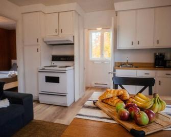 Shack Cozy w/ spa - near Massif Charlevoix & MSA - Saint-Tite-des-Caps - Cocina