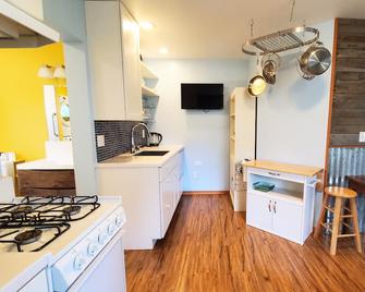 Ocean view modern guest suite with private beach access - Kodiak - Kitchen