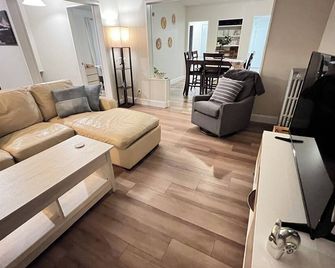 Charming 2 bedroom house 5 miles from Logan Airport/ Boston. Walking to train. - Medford - Living room