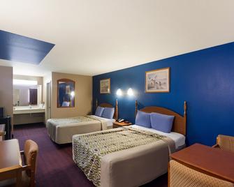Scottish Inn & Suites - Hankamer - Bedroom