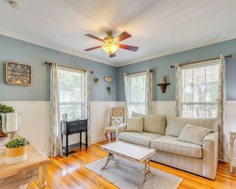 Walk to Mount Dora Historic District Cozy Home! - Mount Dora - Living room