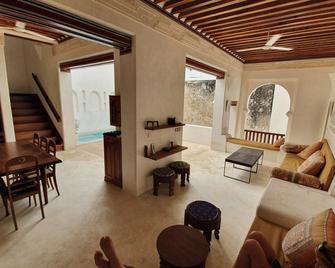 Oneway House Lamu Seaview Rooftop & Pool - Lamu - Living room