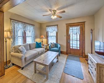 Charming Urbana Home Near Downtown! - Urbana - Living room