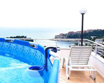 Four bedded room with private sea view balcony - Ulcinj - Balcón