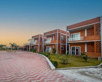 Innbox Farmstay - Rajpura Punjab - Rājpura - Building