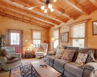 Peaceful Luray Cabin with Hot Tub, Deck and Fire Pit! - 盧雷 - 客廳