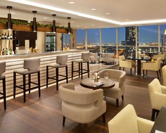 فندق شيراتون جراند، دبي - دبي - بار